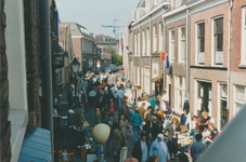 862607 Gezicht in de Bergstraat in Wijk C te Utrecht, waar op Koninginnedag een vrijmarkt gehouden wordt.